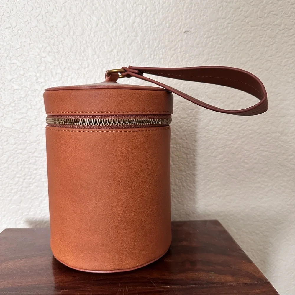 Universal Thread Round Purse - Picture 1 of 3